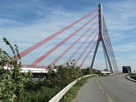 Wesel : Rechts im Bild verläuft die alte Straße über die alte Rheinbrücke ( Fachwerkbrücke ) und daneben die neue Niederrheinbrücke Wesel, Pylon ( Pfeiler ) mit Schrägseilen.